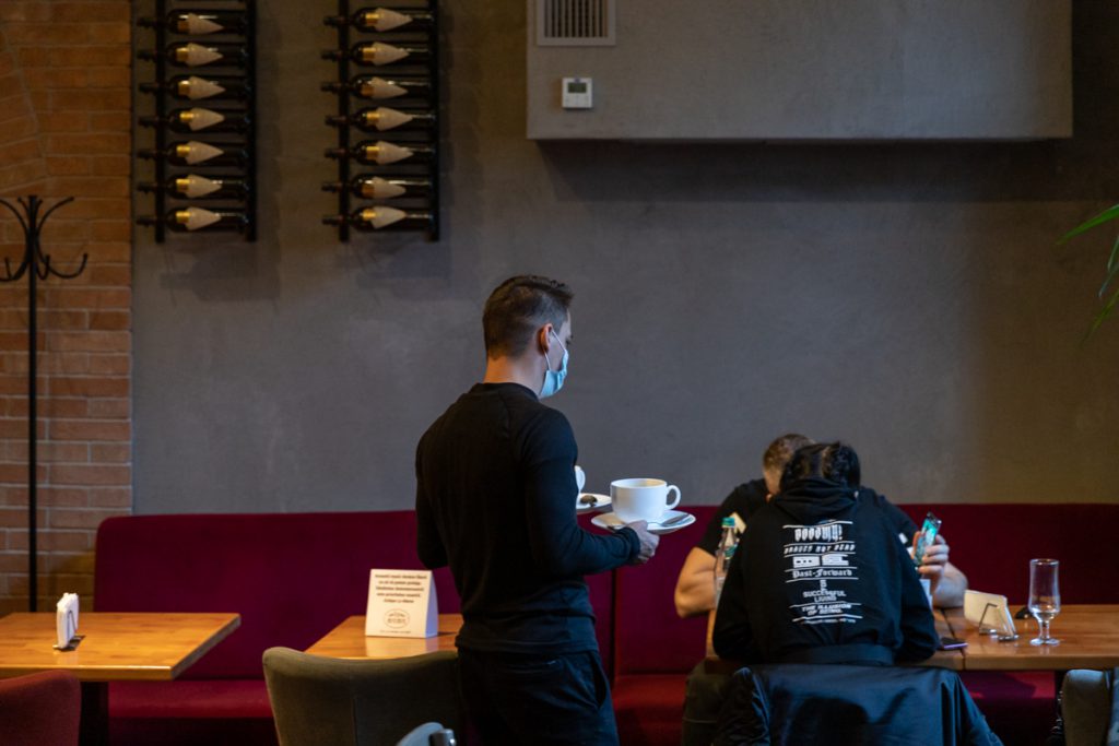 În restaurantul La Mama, meniurile clasice au fost înlocuite cu meniuri de unică folosință, care se aruncă după fiecare client