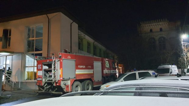 Incendiu la secția de psihiatrie a Spitalului Municipal Roman. 17 pacienţi, evacuaţi. 4 persoane au suferit intoxicaţii cu monoxid de carbon