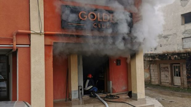Incendiu la o sală de jocuri de la parterul unui bloc din Cugir. O persoană a fost transportată la spital