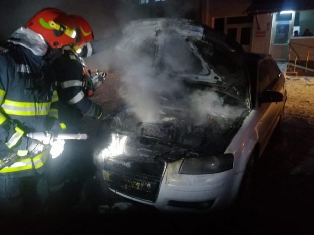 Incendiu în parcarea Spitalului de Boli Cronice din Cîmpeni. Un autoturism a luat foc