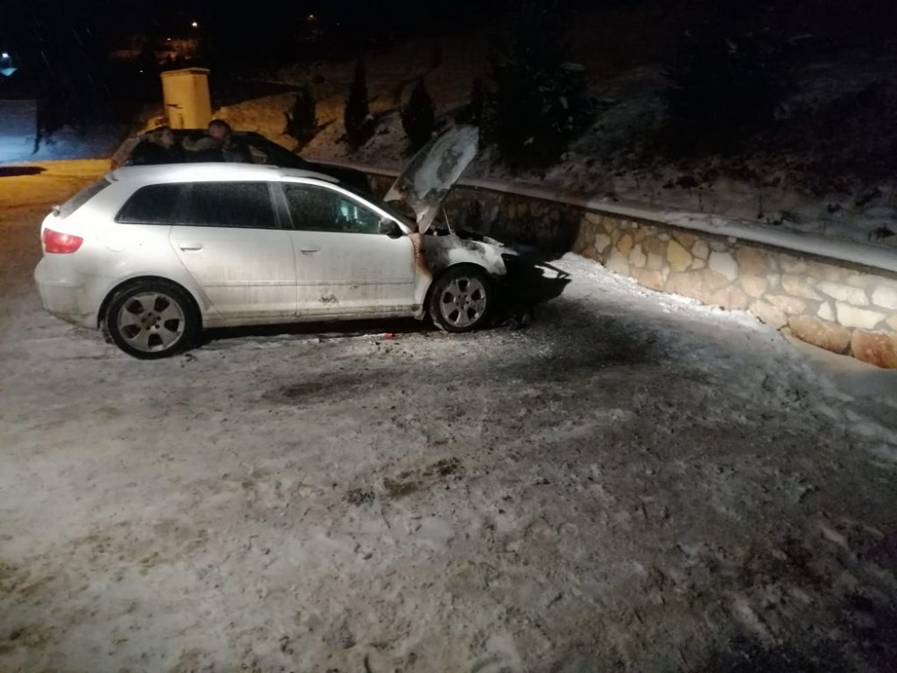 Incendiu în parcarea Spitalului de Boli Cronice din Cîmpeni. Un autoturism a luat foc