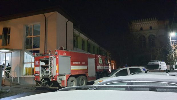 Doi pacienți care au fumat în baie, suspectați că au provocat incendiul de la Secția de Psihiatrie a Spitalului din Roman