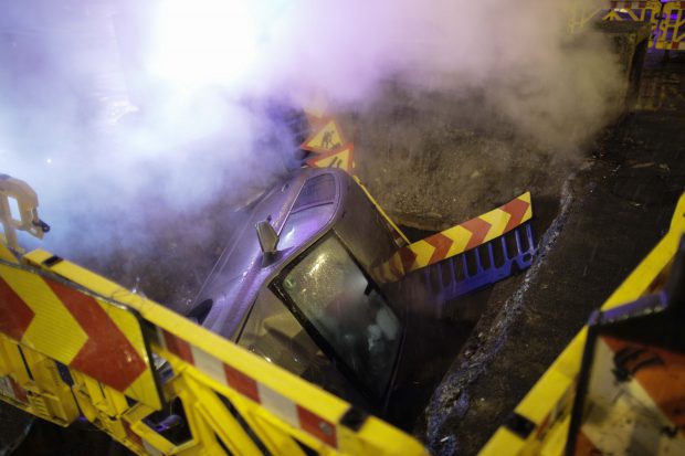 O tânără din Bucureşti a căzut cu maşina într-o groapă cu ţevi ale RADET