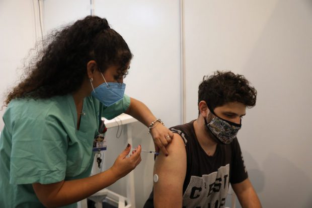 Excursii acasă de jumătate de oră. „Portița” prin care mii de israelieni din străinătate au reușit să se vaccineze anti-COVID