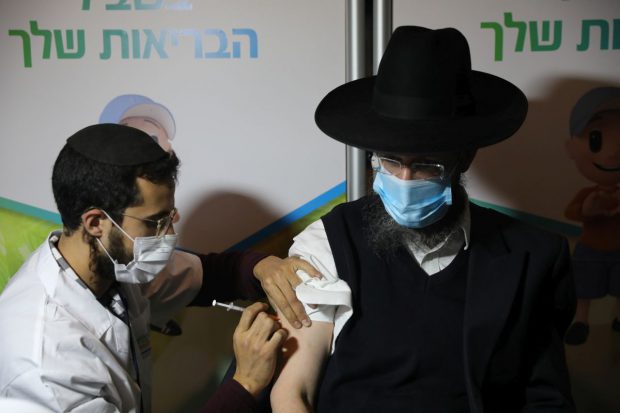 Israelul anunță o scădere cu 60% a spitalizărilor pentru vârstnicii de peste 60 de ani, la trei săptămâni după prima doză de vaccin
