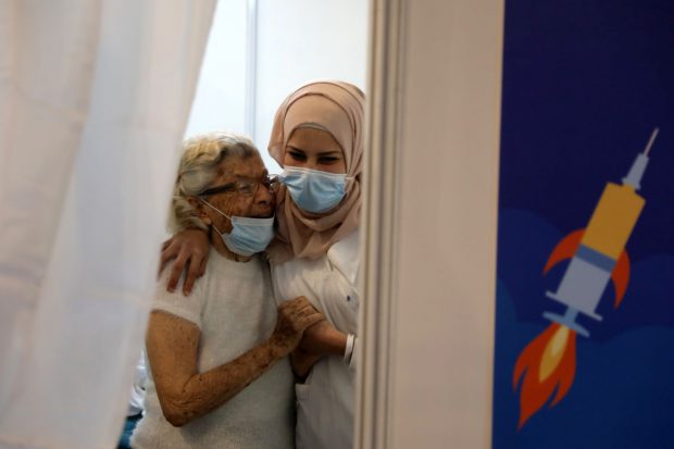 Studiile preliminare din Israel arată că prima doză a vaccinului Pfizer împotriva COVID a redus infectările cu 50% după 14 zile