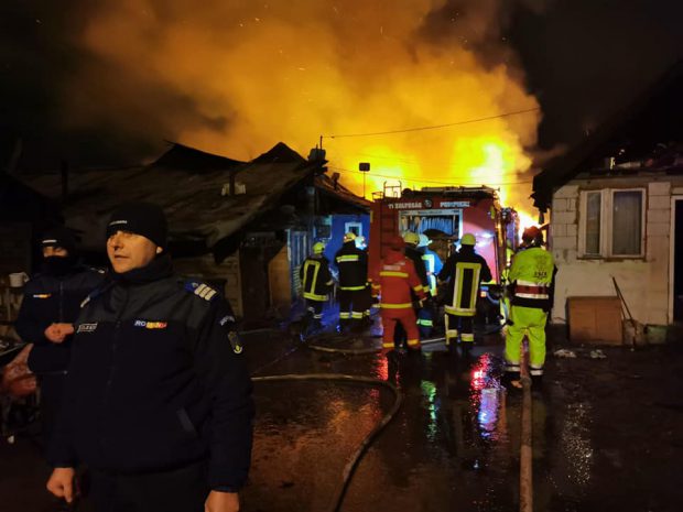 Klaus Iohannis l-a sunat pe primarul din Miercurea Ciuc, după incendiul care a lăsat aproape 260 de persoane fără case