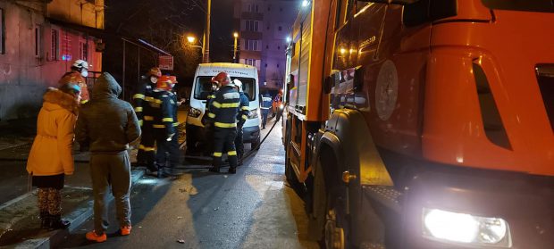 O femeie a murit şi alte 46 de persoane au fost evacuate, după un incendiu izbucnit într-un bloc din Baia Mare