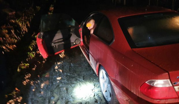 VIDEO / Tânăr în chiloți, cu BMW-ul în pădure, de Revelion, țipă la jandarmii veniți să-l salveze: „Îs dezbrăcat, bă, vezi că n-ai voie să mă lovești!”