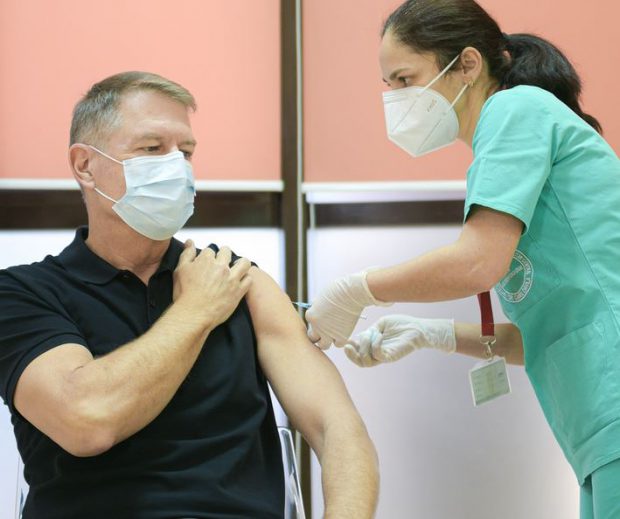 Cum a ajuns președintele Iohannis la forma fizică afișată la vaccinare: „Tenis, golf, schi și face exerciții fizice acasă, la niște aparate simple”