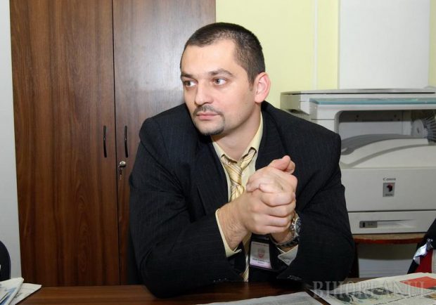 Fostul şef al Poliţiei Locale Oradea, inculpat pentru tentativă de omor după ce și-a înjunghiat soția, rămâne în spatele gratiilor