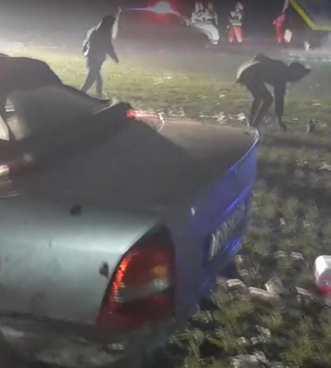 VIDEO | Doi tineri iau de la locul unui accident telefonul victimei, în Teleorman. Doi frați și iubitele lor, în decapotabila distrusă pe câmp