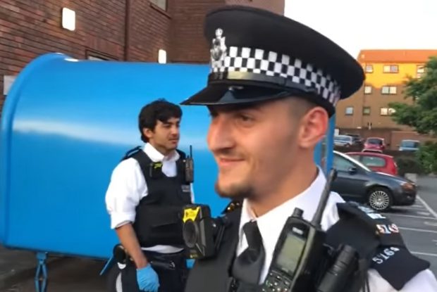 VIDEO | Tineri români puși pe scandal pe stradă, la Londra, liniștiți de un polițist care a vorbit cu ei în limba română