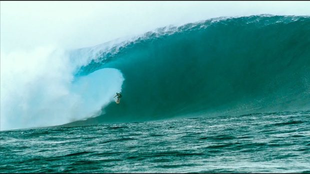 VIDEO | Record mondial în surfing. Un american a învins un val de 30 de metri