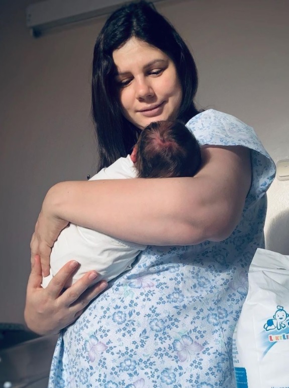 Bloggerița care s-a căsătorit cu fiul ei vitreg a născut o fetiță. Fostul ei soț a devenit astfel bunic, la 45 de ani