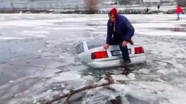 VIDEO | Un moldovean a spart gheața cu un Audi, de Bobotează. Mașina s-a scufundat, șoferul cerea ajutor urcat pe plafon