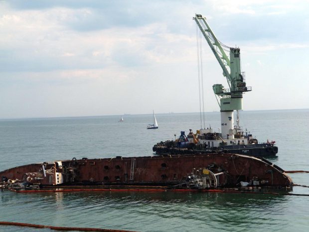 O navă a naufragiat în Marea Neagră. Cel puțin două persoane au murit