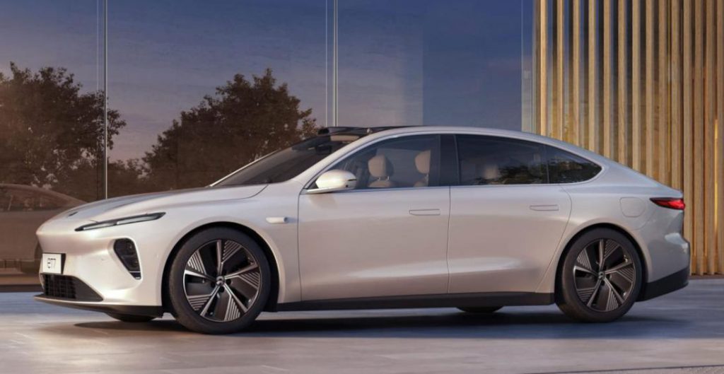 Se încinge lupta între producătorii de mașini electrice. Tesla vânează un designer pentru China, iar NIO a lansat un sedan cu o autonomie de 1.000 km