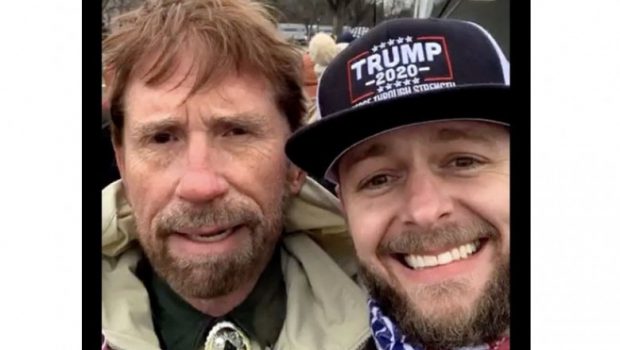 Chuck Norris neagă că ar fi fost prezent la asaltul asupra Capitoliului, după ce o fotografie a devenit virală pe rețelele sociale