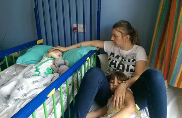 O româncă se teme că fiica ei nu va fi admisă la școală, în Belfast, după ce fratele ei a murit de cancer când era bebeluș
