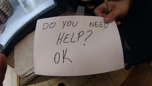 O chelneriţă din SUA a salvat un copil torturat de părinți. Metoda prin care a reușit să comunice cu el în fața agresorilor