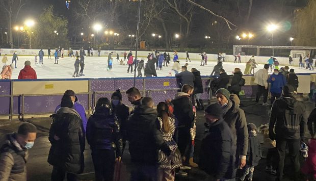 VIDEO | Haos în prima zi din an la patinoarul din Cișmigiu. Sute de oameni pe gheață, zeci la coadă, fără distanțare socială