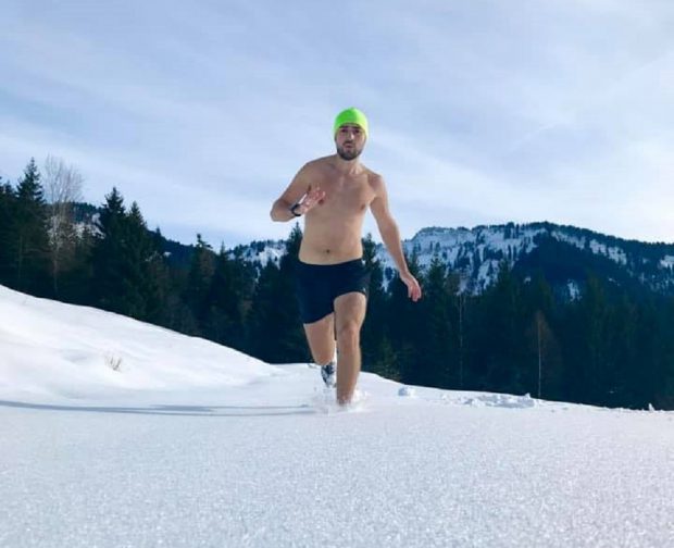 VIDEO | Imagini impresionante cu Paul Năoian. Clujeanul aleargă zeci de kilometri la bustul gol, chiar și la -20 de grade Celsius
