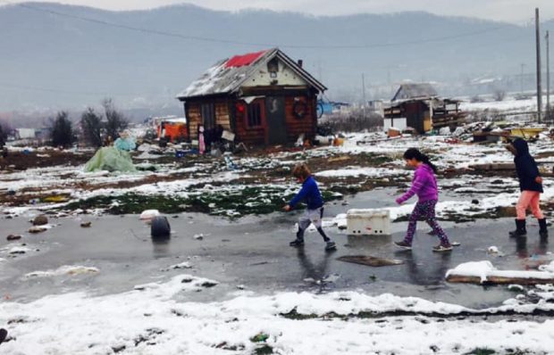 Doi bebeluși morți în mahalaua Pirita, din Baia Mare, mama adusă încătușată la înmormântare și păzită de trei echipaje de Poliție
