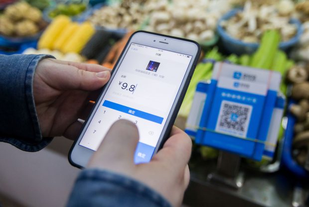 Sfârșitul banilor cash. Numărul tranzacțiilor digitale va trece de 1.100 de miliarde în 2024