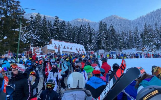 Aglomerație în Poiana Brașov. Sute de turiști au așteptat la cozi uriașe pentru a urca în telegondolă