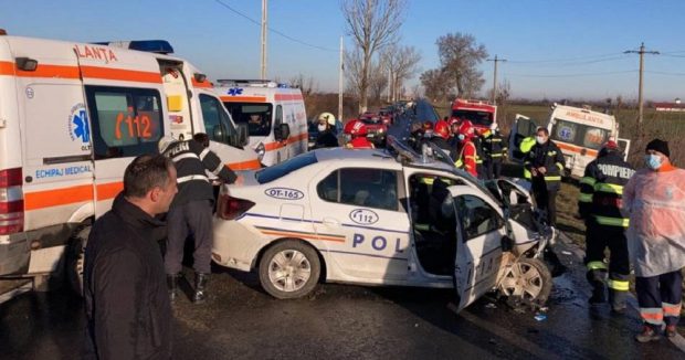 VIDEO | Accident în prima zi a anului. Polițiști răniți grav, după ce mașina în care se aflau s-a lovit cu o ambulanță. Unul se află în stare critică
