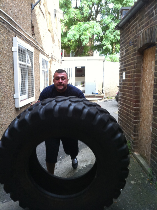 Un român povestește cum a fost agresat în Londra de Adrian Preda, unul dintre liderii clanului Luptătorilor, dat în urmărire în România