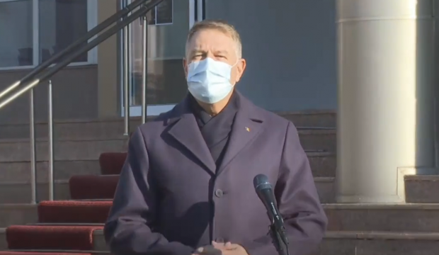 Klaus Iohannis vizitează centrul de vaccinare de la Romexpo