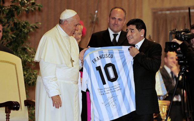 Diego Maradona, omagiat de Papa Francisc: ”Pe teren a fost un poet, un mare campion”. Dorinţa Suveranului Pontif pentru umanitate
