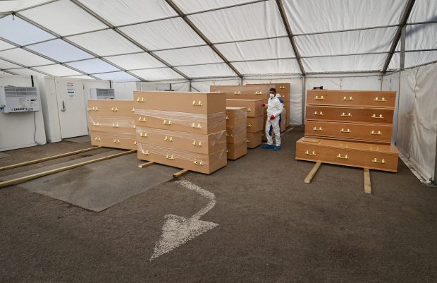 Cum a abordat Marea Britanie pentru pandemia de coronavirus. Planurile autorităților: navă-morgă pe Tamisa, hangar mortuar în Birmingham
