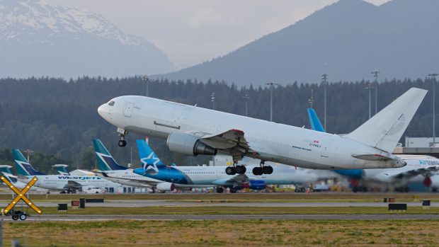 Amazon a cumpărat 11 avioane Boeing pentru a livra mai rapid comenzile. Valoarea tranzacţiei, secretă