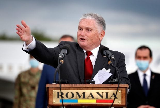 Klaus Iohannis îl decorează pe Adrian Zuckerman, care îşi încheie mandatul de ambasador al Americii în România
