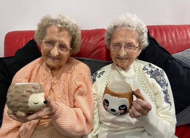 Una dintre cele mai vârtsnice gemene din Marea Britanie a murit de COVID-19. Sora sa a reușit să supraviețuiască