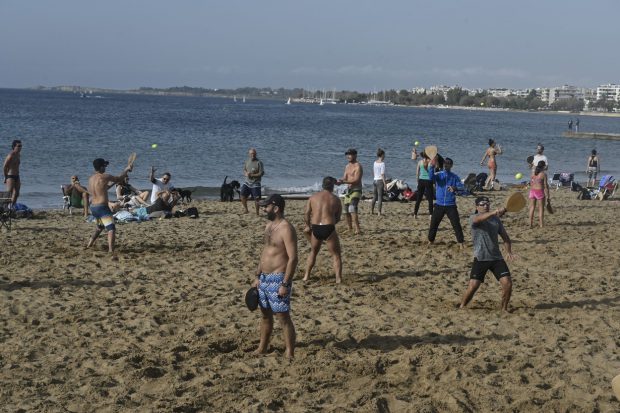 Val de căldură în Grecia în mijlocul iernii. Oamenii au ieșit la plajă, ignorând restricțiile impuse de autorități