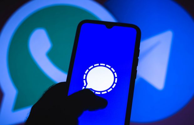 Aplicația de mesagerie Signal s-a blocat, după ce milioane de utilizatori au descărcat-o, renunțând la WhatsApp