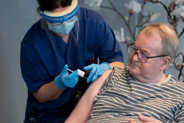Persoanele dializate, imobilizate sau nedeplasabile vor fi vaccinate în Etapa a II-a