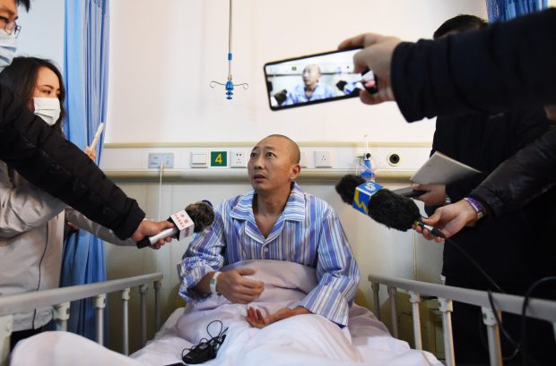 ”M-am născut a doua oară”. Mărturia minerilor chinezi salvați după două săptămâni de coșmar, de sub pământ