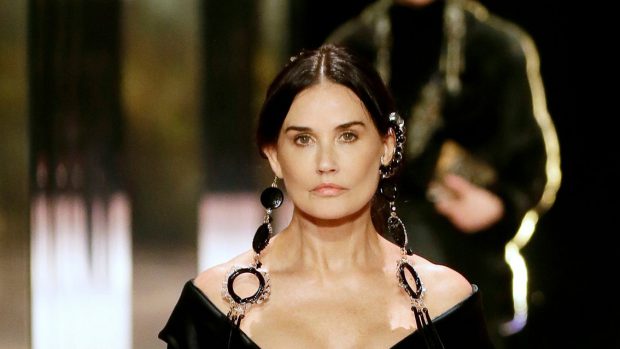 Demi Moore, criticată de admiratori după apariția la Paris Fashion Week: ”Ce ai făcut cu fața ta?”