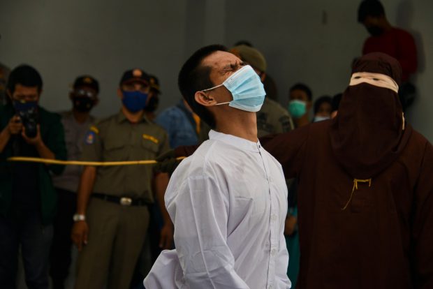 Un cuplu gay a fost biciuit în public într-o provincie din Indonezia. Fiecare a primit 77 de lovituri