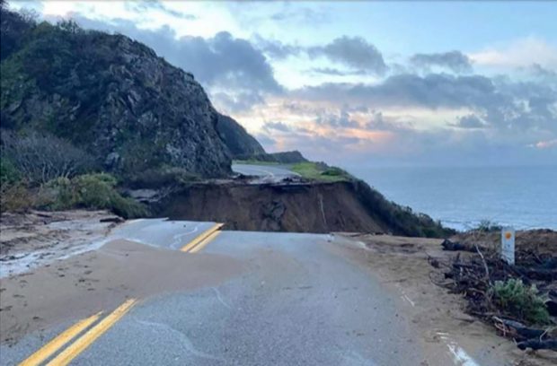 VIDEO | O porțiune uriașă dintr-o autostradă din California s-a prăbușit în ocean