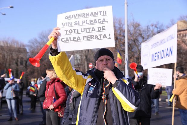 Feroviarii protestează în fața Guvernului, după ce le-au fost înghețate salariile. Ei vor bani și pentru materialul rulant de pe calea ferată