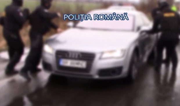 VIDEO | Proxenet înconjurat de mascați în trafic, în Prahova, și acuzat că și-a trimis patru iubite să facă bani pentru el, în Austria și Germania