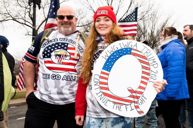 Fanii lui Trump, adepți ai mișcării conspiraționiste QAnon, buimăciți de învestirea lui Joe Biden: „Am fost fraieriți”