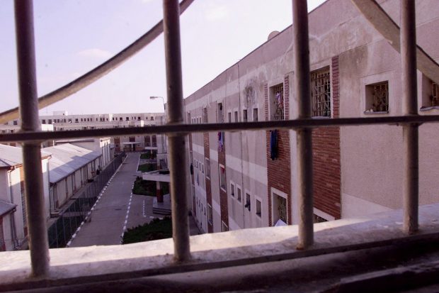 Agent de poliție de la Penitenciarul Rahova-București trimis în judecată după ce a primit mită pentru a aduce substanțe interzise deținuților