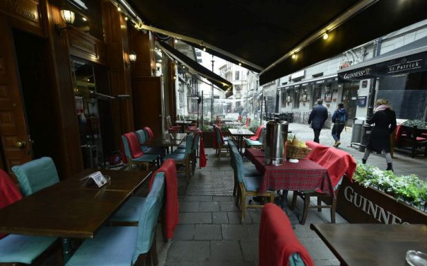Astăzi se redeschid restaurantele, teatrele și cinematografele în București. Restricțiile, ridicate după trei luni